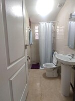 Habitación básica doble | Baño | Ducha, secador de pelo, toallas y jabón