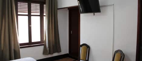 Habitación básica doble, vista a la ciudad | Edredón, wifi gratis y ropa de cama