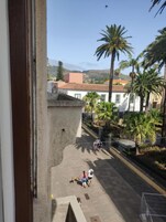 Habitación básica doble, vistas a la ciudad | Vistas a la calle