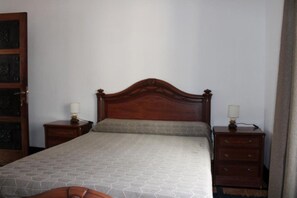 Dobbeltrom – basic, byutsikt | Wi-fi (inkludert) og sengetøy