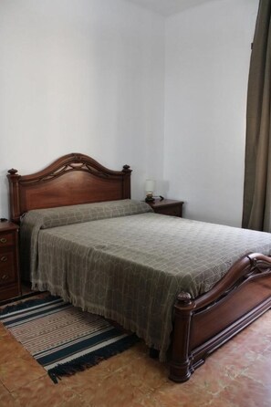Basic Double Room, City View | Down duvets, free WiFi, bed sheets - Tenerife BnB (San Cristobal de La Laguna)
