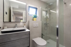 Douche, sèche-cheveux, serviettes fournies, savon