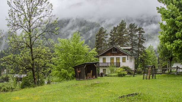 A rustic mountain house with a wooden exterior, a balcony, and a small shed. - Casa Salvaniera (San Vito di Cadore)