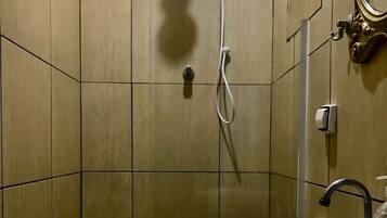 Serviettes fournies, savon, papier toilette