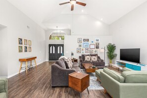 Smart-TV, Tischfußball, Bücher