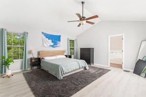 3 bedrooms, desk, WiFi, bed sheets