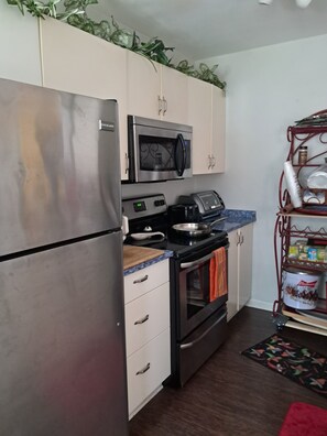 Microondas, horno, placa de cocina y lavavajillas