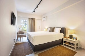 2 bedrooms, desk, WiFi, bed sheets