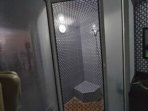 Secador de cabelo, papel higiênico