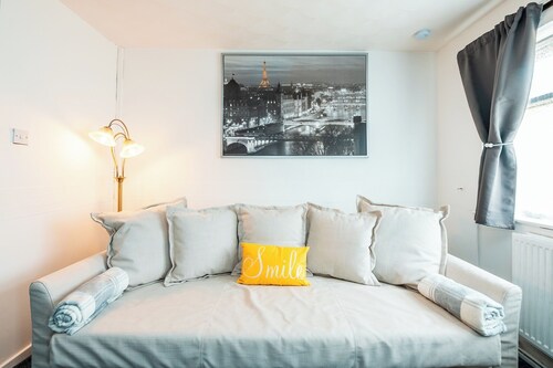 3-bed City Retreat - Sleeps 8, Garden & Parking