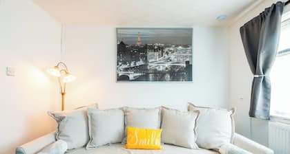 3-bed City Retreat - Sleeps 8, Garden & Parking