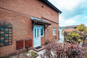 Exterior detail - 3-bed City Retreat - Sleeps 7, Garden & Parking (Salford)