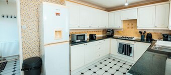 3-bed City Retreat - Sleeps 7, Garden & Parking