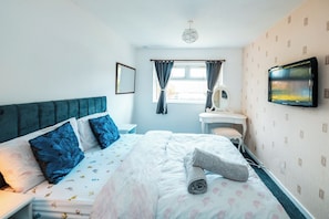 3 bedrooms, iron/ironing board, free WiFi, bed sheets - 3-bed City Retreat - Sleeps 7, Garden & Parking (Salford)