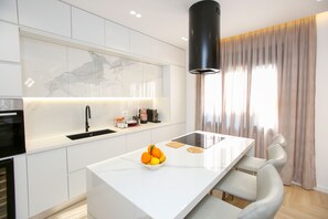 Kjøleskap, mikrobølgeovn, ovn og kokeplater