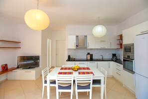 Fridge, microwave, oven, coffee/tea maker