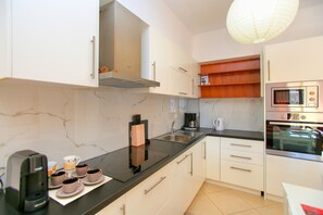 Fridge, microwave, oven, coffee/tea maker