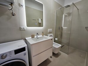 Een douche, een haardroger, handdoeken