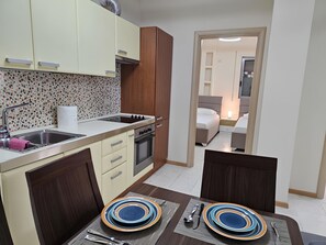 Refrigerador, horno, lavavajillas y cafetera y tetera