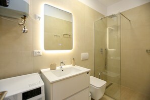 Shower, hair dryer, towels