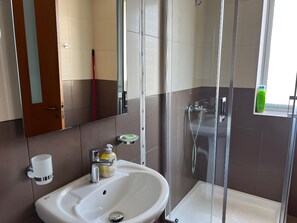 Dusj, hårføner, bidé og håndklær