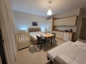 1 bedroom, iron/ironing board, free WiFi, bed sheets - "Thoma's K Studios" - Family Balcony Studio (Vlorë)