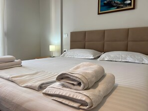 1 slaapkamer, een strijkplank/strijkijzer, gratis wifi, beddengoed