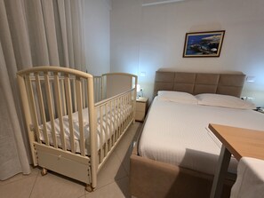 1 bedroom, iron/ironing board, free WiFi, bed sheets - "Thoma's K Studios" - Family Balcony Studio (Vlorë)