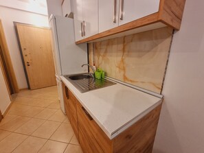 Frigorifero, forno, lavastoviglie, bollitore elettrico