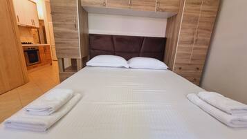 Een strijkplank/strijkijzer, gratis wifi, beddengoed