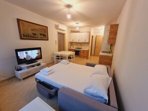 Iron/ironing board, free WiFi, bed sheets