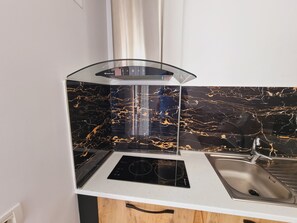 雪櫃、電熱水壺、多士爐、廚房用具/餐具/器皿