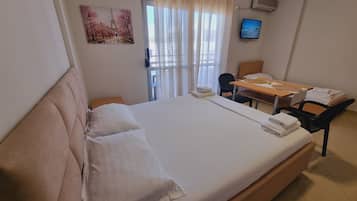1 habitación, tabla de planchar con plancha, wifi gratis y ropa de cama