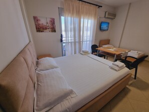1 bedroom, iron/ironing board, free WiFi, bed sheets - Thoma's K Studios - Balcony Triple Studio (Vlorë)