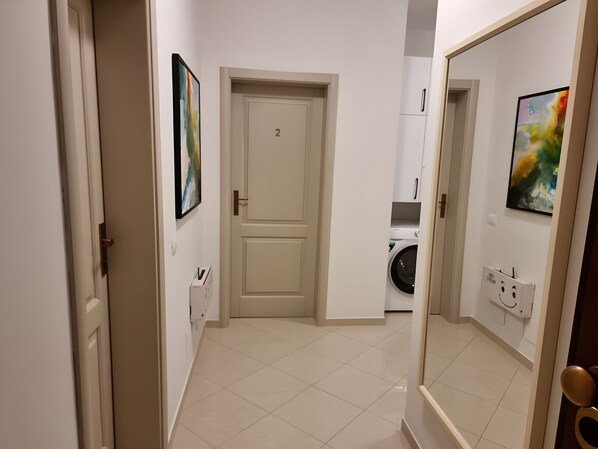 Interior - Thoma's K Studios - Balcony Triple Studio (Vlorë)