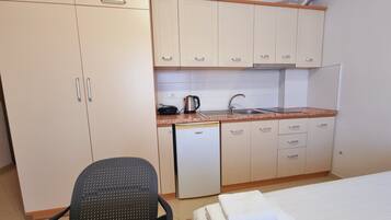 1 habitación, tabla de planchar con plancha, wifi gratis y ropa de cama