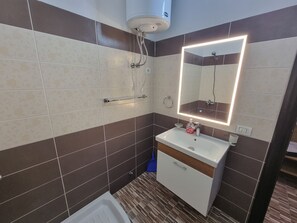 Shower, hair dryer, towels - Teo's Deluxe Studios  - Triple Balcony Studio (Vlorë)