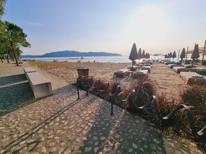 Beach nearby - Teo's Deluxe Studios  - Triple Balcony Studio (Vlorë)