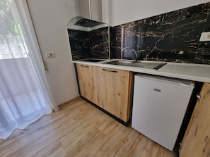 冰箱、电热水壶、烤面包机、厨具/餐具