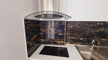 Een koelkast, een waterkoker, een broodrooster