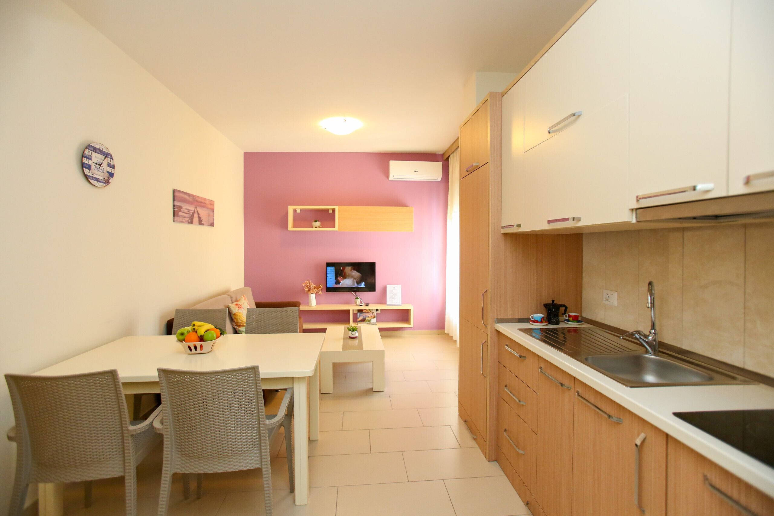 Frigorífico, cafetera o tetera y hervidor eléctrico