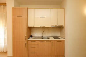 Kühlschrank, Wasserkocher mit Kaffee-/Teezubehör, Wasserkocher