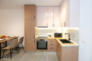 Kühlschrank, Mikrowelle, Ofen, Geschirrspüler