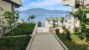 Un sentier menant à un balcon d’où l’on peut admirer un plan d’eau, avec des montagnes à l’horizon.