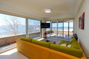 TV - Beach Front Terrace (Vlorë)