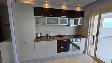 Kühlschrank, Ofen, Geschirrspüler, Wasserkocher