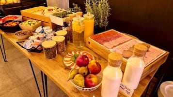 Tägliches Frühstücksbuffet (45 PLN pro Person)