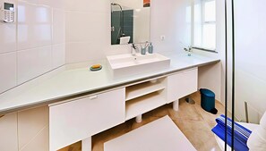 Apartment, 2 Bedrooms, Terrace, Garden View | Bathroom | Shower, towels - Casa Albardeira (Lagos)