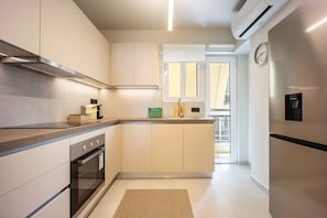 Fridge, oven, stovetop, dishwasher - Premium 2BR in Pangrati | Balcony & King Bed (Athina)