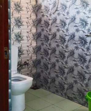 Chambre | Salle de bain | Douche, articles de toilette gratuits, serviettes fournies, savon